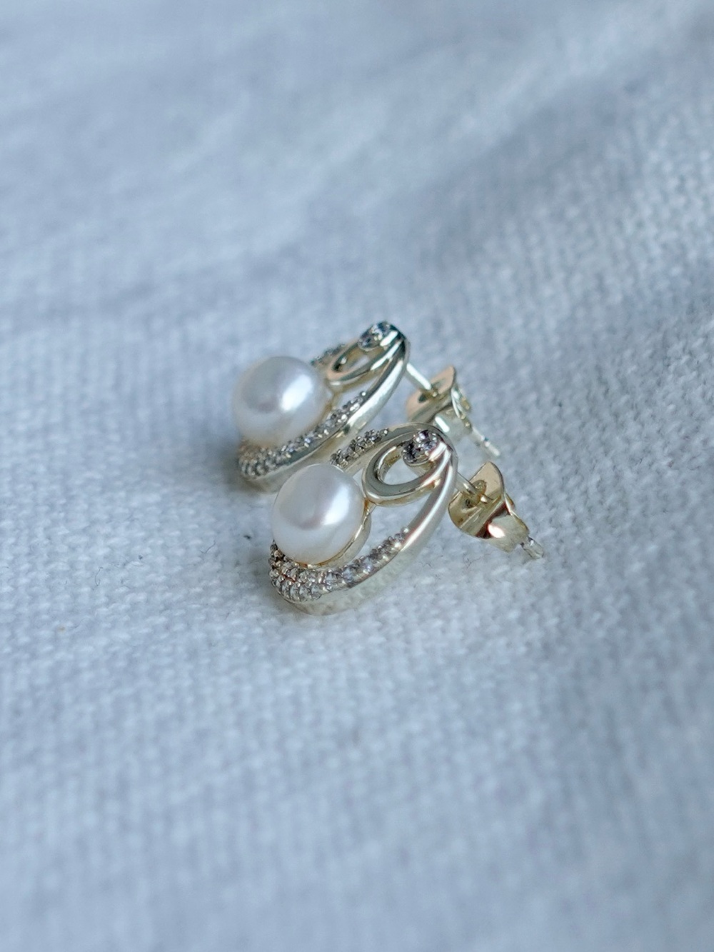 NEW! Elegant Pearl & Crystal Circle Stud Earrings - White Pearls - Picture 3 of 5